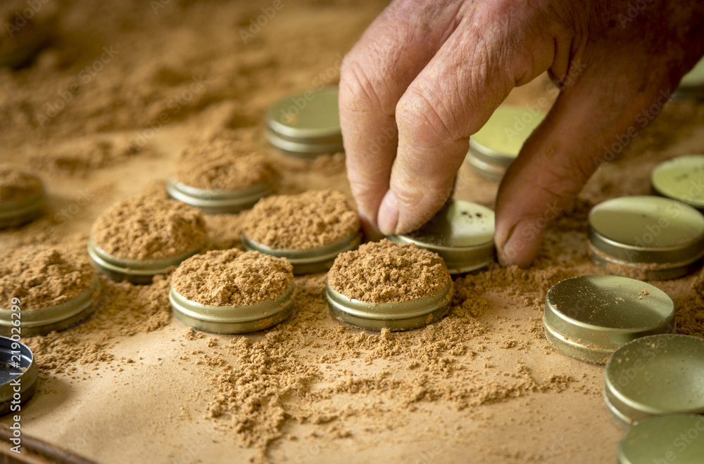 Fototapeta premium Processo de embalagem de rapé em propriedade rural de Guarani, Minas Gerais, Brasil