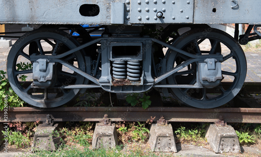 Räder eines alten Eisenbahnwaggons auf einem Abstellgleis