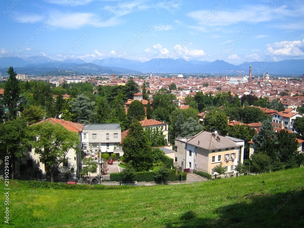 Vicence, vue panoramique sur la ville et les montagnes au loin (Italie)