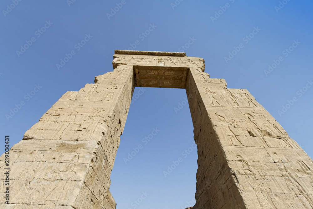 Eingangstor im Dendera-Tempel