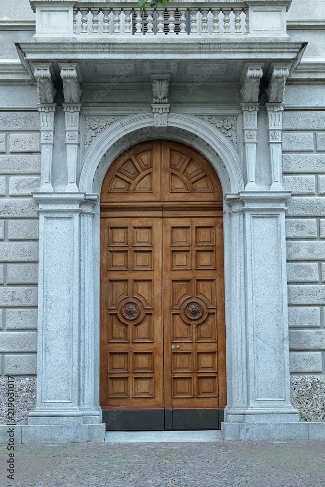 porta in legno di ingresso casa antica Monza, italia Stock-Foto | Adobe  Stock