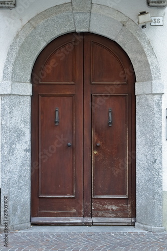 porta in legno di ingresso casa antica, europa