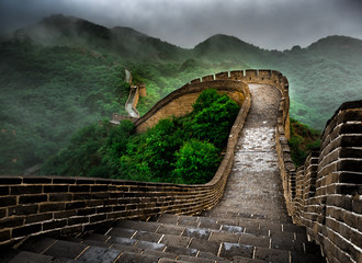 Leinwandbilder Chinesische Mauer Badaling Mauer mit Wolken und Nebel  © Rosana