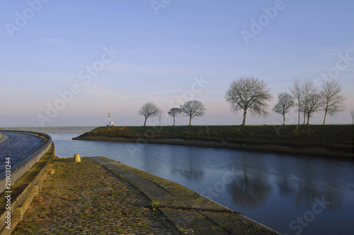 A l'aube sur le quai Blavet de Saint-Valery-sur-Somme (80230), département de la Somme et dans la région des Hauts-de-France, France photo