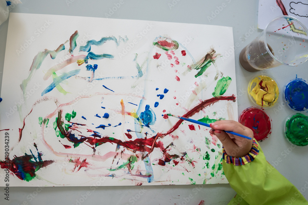 Obraz premium Young child creating a colourful abstract painting