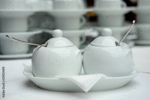 Kaffeetafel mit Zuckerdosen aufgebaut zur Selbstbedienung - Selektive Schärfe photo