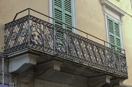 balcone antico con porte finestre legno verde