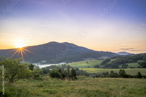 Fototapeta Naklejka Na Ścianę i Meble -  Połonina Caryńska w Bieszczadach o wschodzie słońca. Widok z przełęczy Wyżnej. W oddali Tarnica