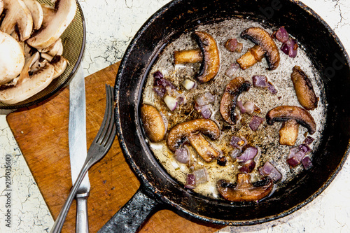 Roasted champignons with onion