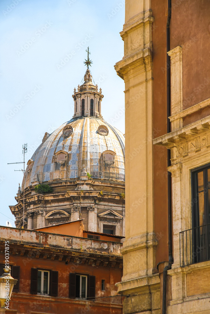 Obraz premium View on a historic church in Rome, Italy on a sunny day.