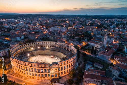 Aerial photo of Roman Colosseum in Pula, Croatia at night Fototapet