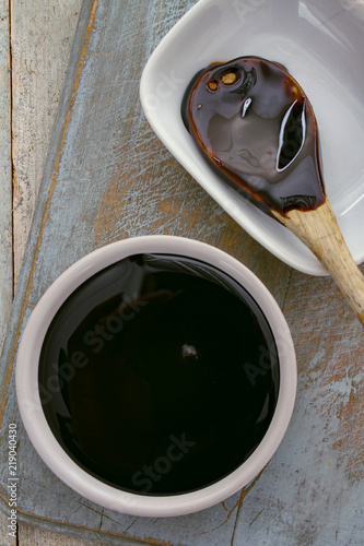 Obraz na płótnie molasses treacle in dish w salonie