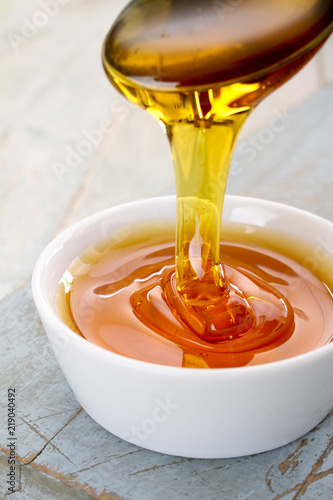 Fotografie refined golden sugar syrup in dish