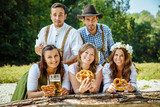Freunde in Bayern Feiern Oktoberfest an der Isar 