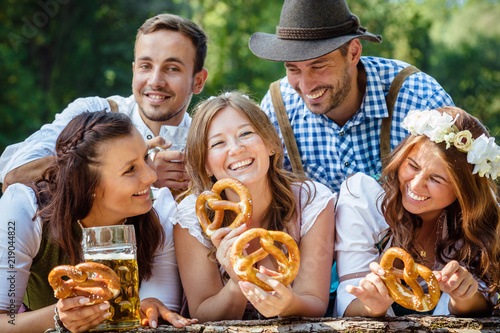 Freunde in Bayern Feiern Oktoberfest an der Isar 