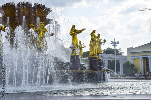 Photography golden fountain of peoples friendship in moscow summer water blue sky