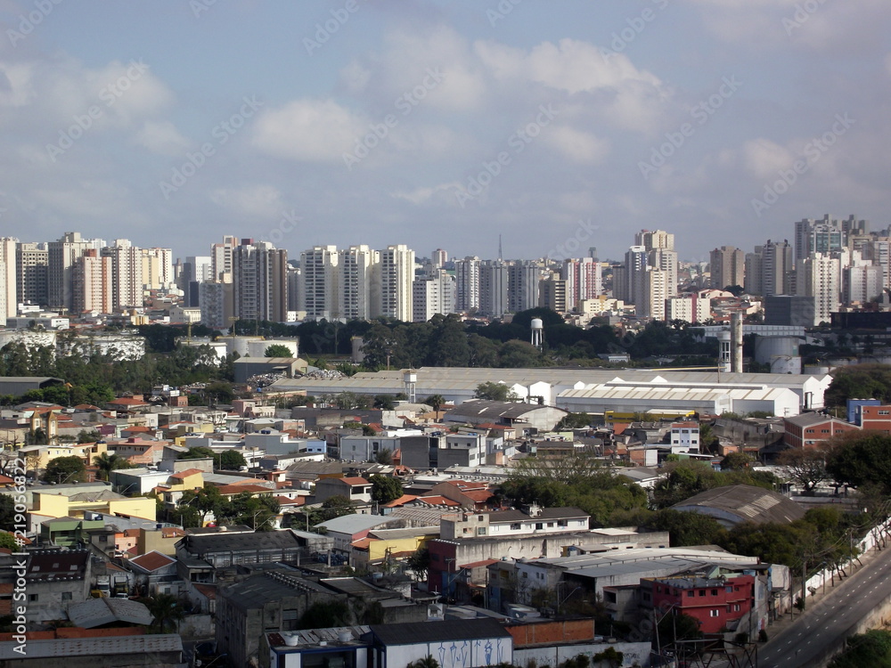 Aglomerado de industrias e residencias na divisa de São Paulo com São Caetano do Sul.