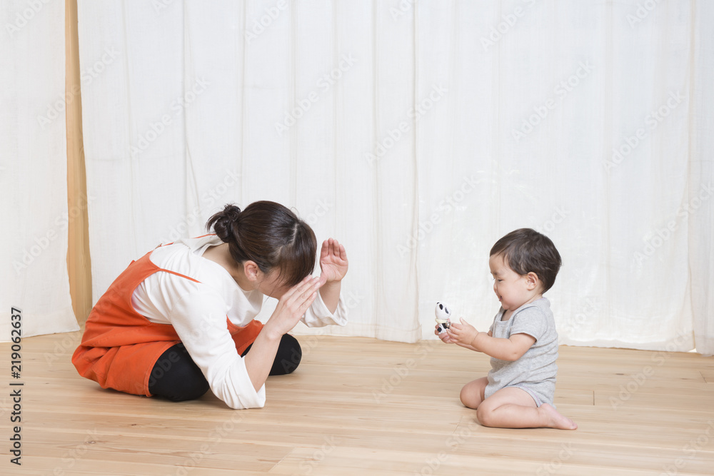 赤ちゃんと遊ぶ女性