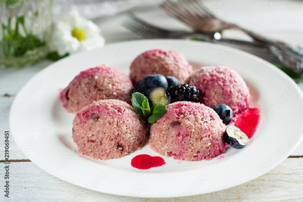 Raw cherry macaroons Raw cherry macaroons