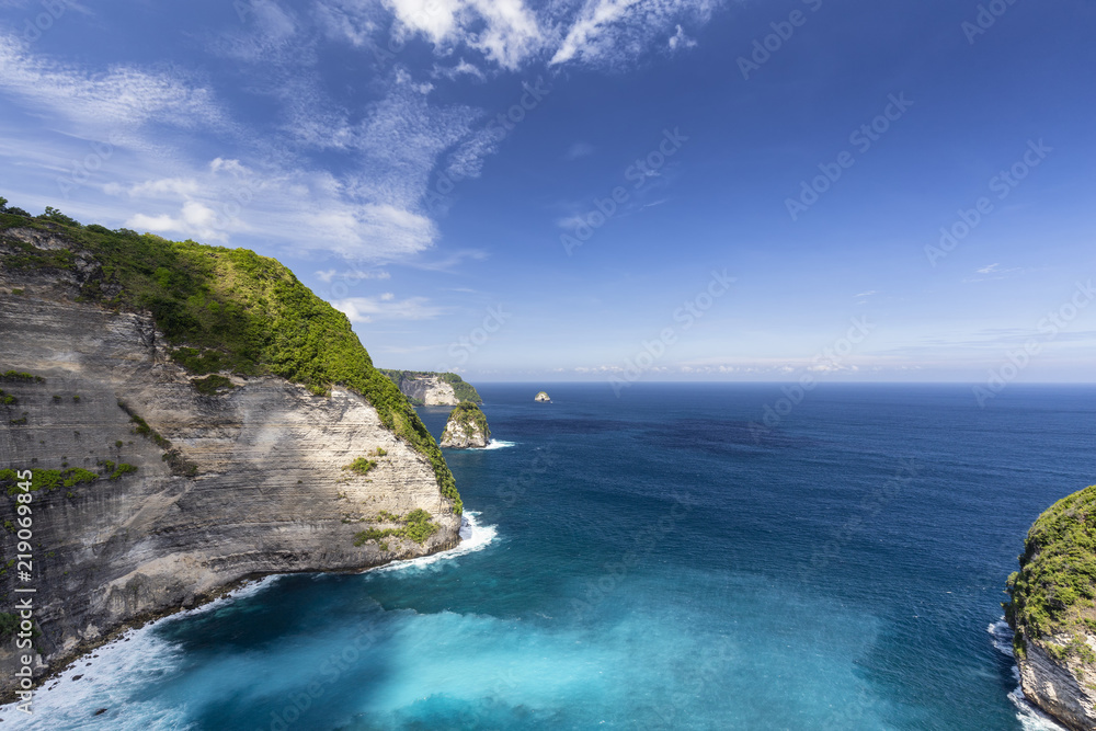 Nusa Penida Coastline with small islands in Indonesia. - obrazy, fototapety, plakaty 