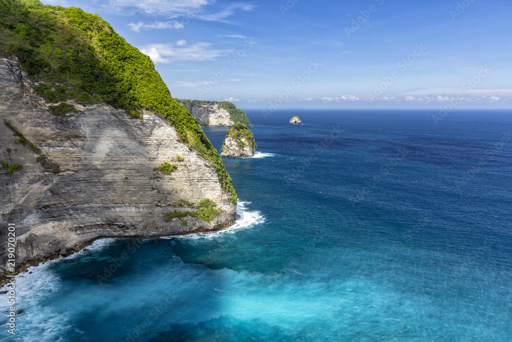 Rugged tropical coastline in Nusa Penida, Indonesia. - obrazy, fototapety, plakaty 