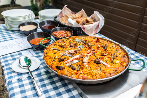 Foto huge Paella pan plate with seafood and rice traditional Spanish food