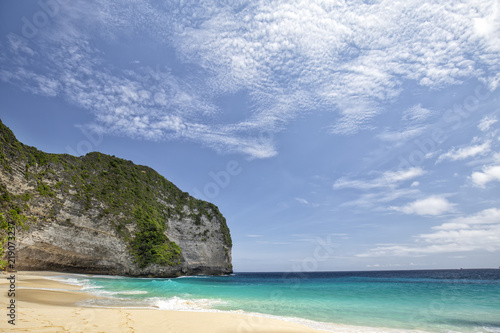 A sunny day at Kelingking Beach on Nusa Penida in Indonesia.