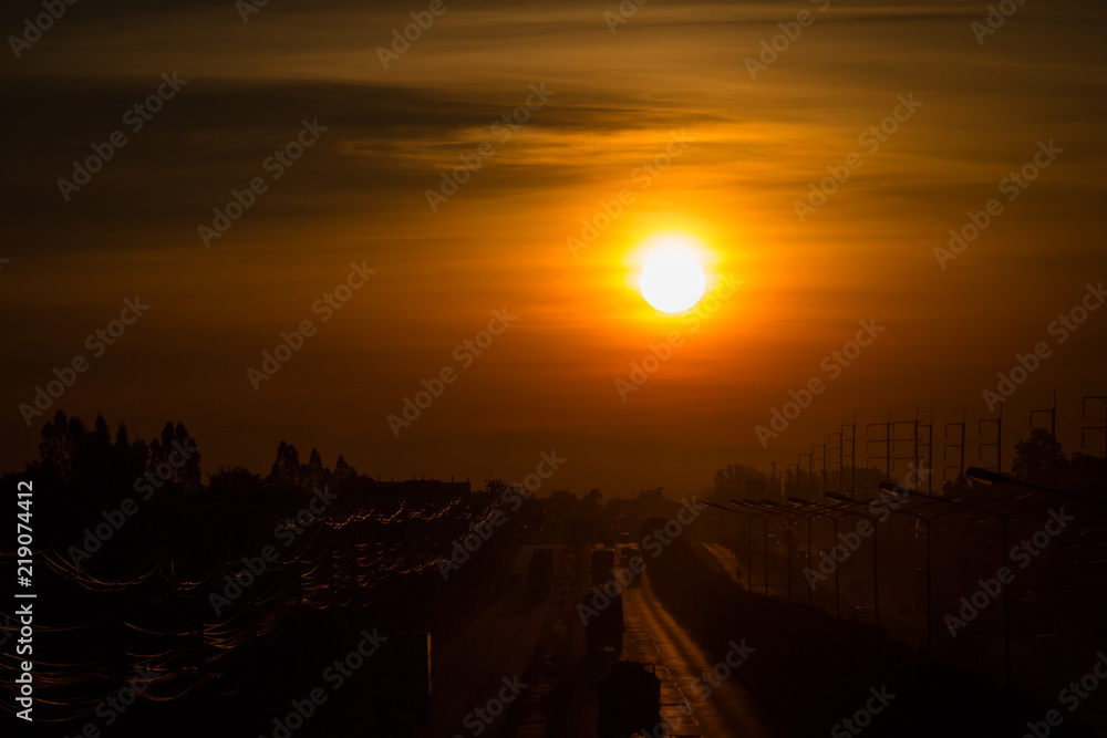 Obraz premium Silhouette Morning sun on the road