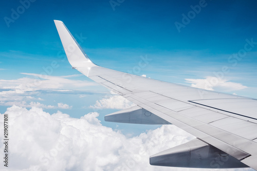 Blick auf Flugzeugtragfläche mit Wolken
