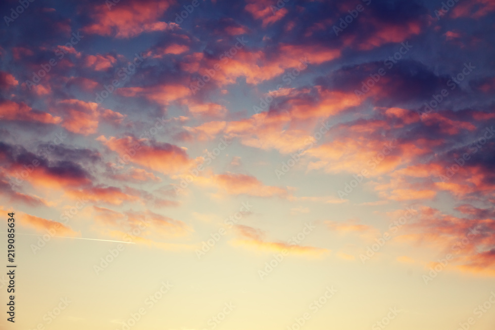 Naklejka premium Piękny jaskrawy zmierzchu niebo z różowymi chmurami, naturalnym abstrakcjonistycznym tłem i teksturą, niebo, religia