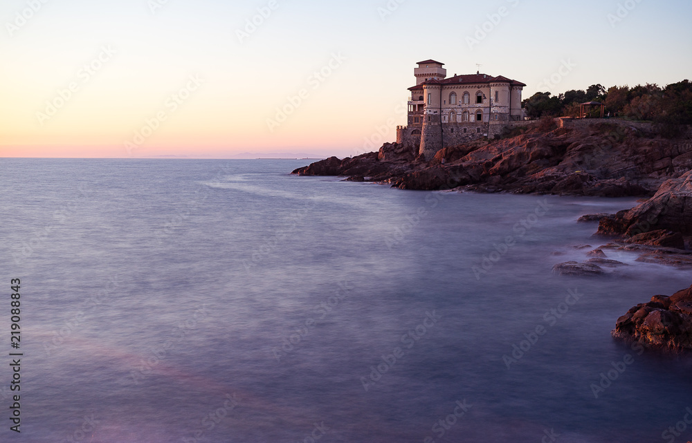 castello sul mar mediterraneo