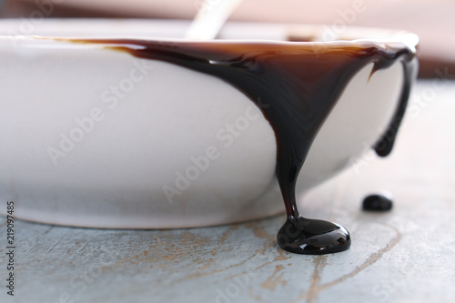 Fotografía molasses treacle in dish