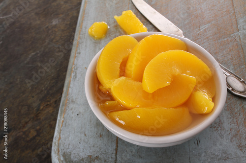 Foto tinned peach slices in syrup