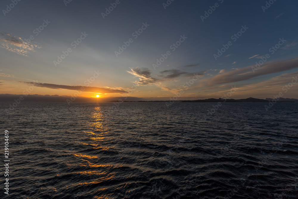 Naklejka premium Sonnenuntergang in den Fjorden Norwegens