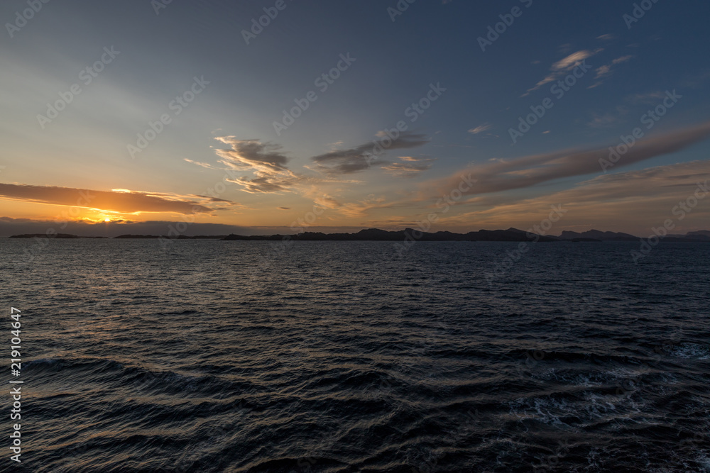 Naklejka premium Sonnenuntergang in den Fjorden Norwegens