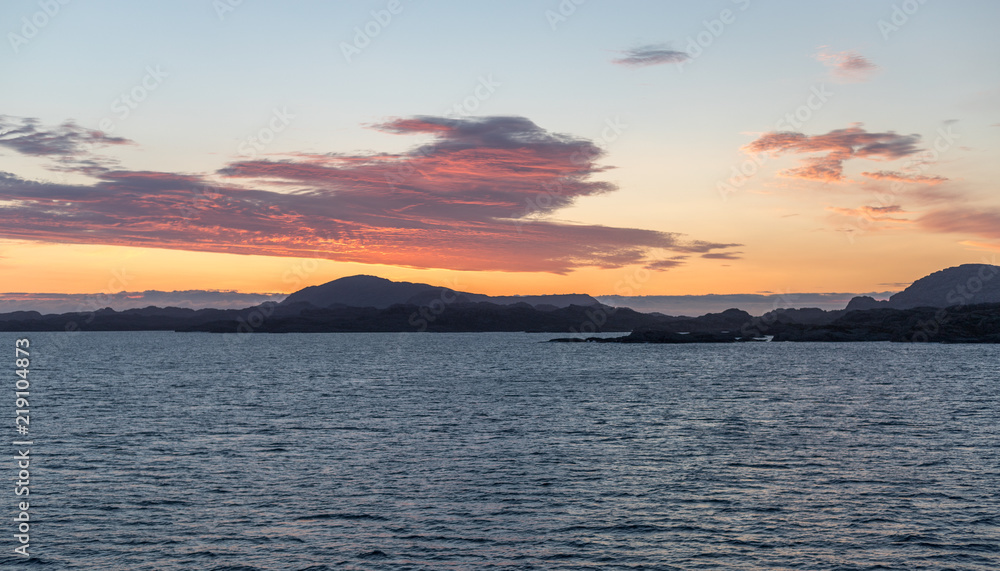 Sonnenuntergang in den Fjorden Norwegens Sonnenuntergang in den Fjorden Norwegens