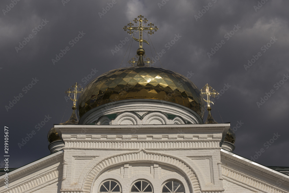 Obraz premium Old historical temple. gold domes and crosses. against the background of the original sky. open to tourists.