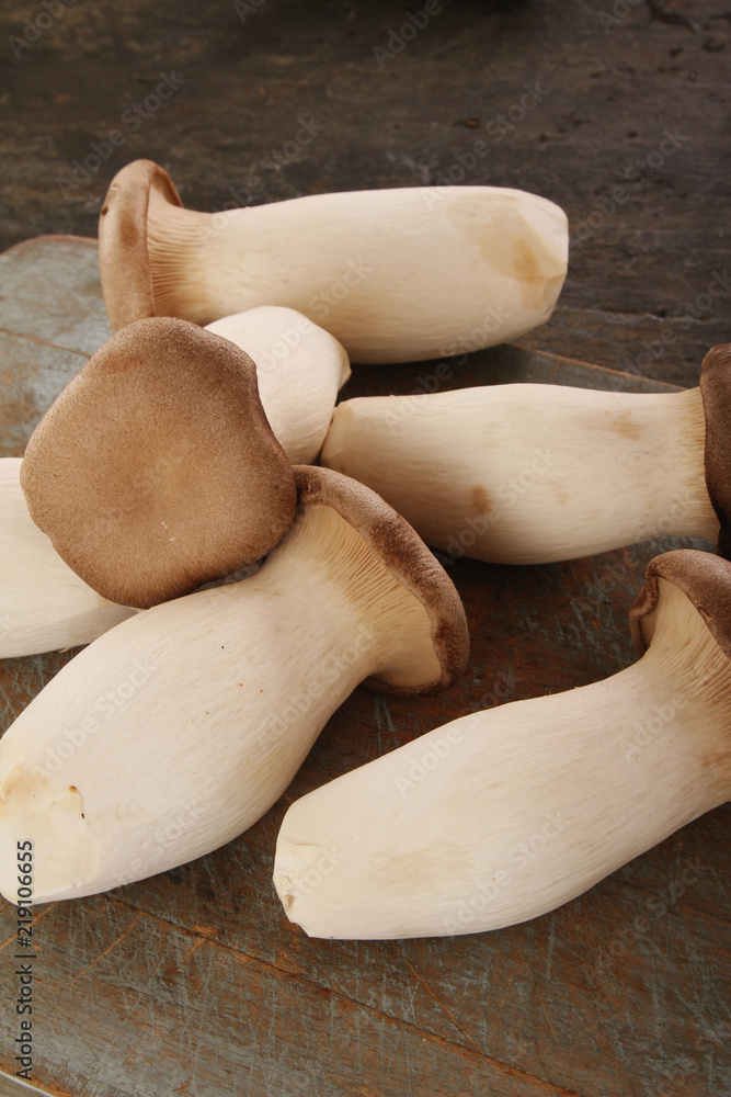 fresh uncooked mushrooms fresh uncooked mushrooms