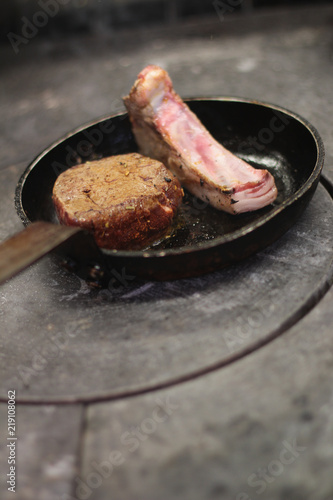 Foto cooking meat on stove