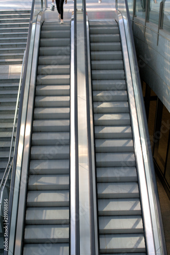 escalator,stairs,city,interior,steps,stairway,urban,move,metal