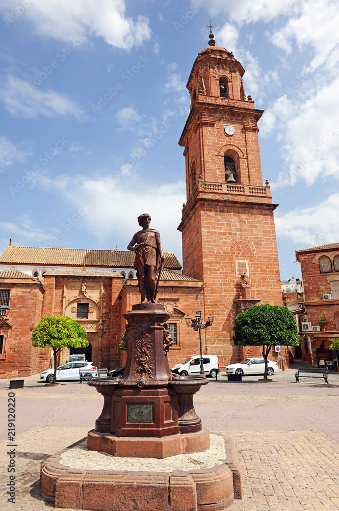 Escultura de la Segadora en la Plaza de España con la Iglesia de San Bartolomé al fondo. Montoro, provincia de Córdoba, Andalucía, España