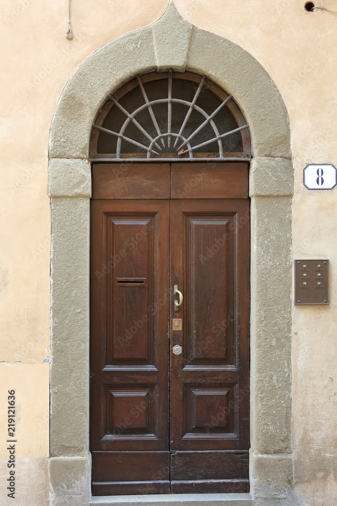 porta in legno facciata palazzo antico, toscana firenze