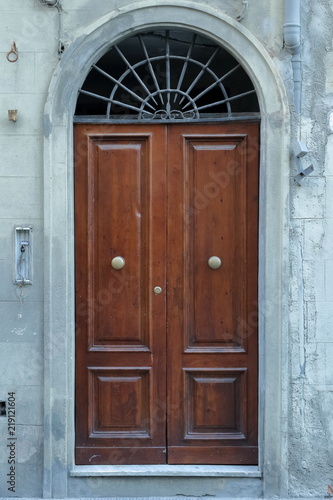 porta in legno facciata palazzo antico, toscana firenze