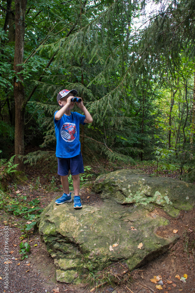 Junge mit Fernglas Junge mit Fernglas
