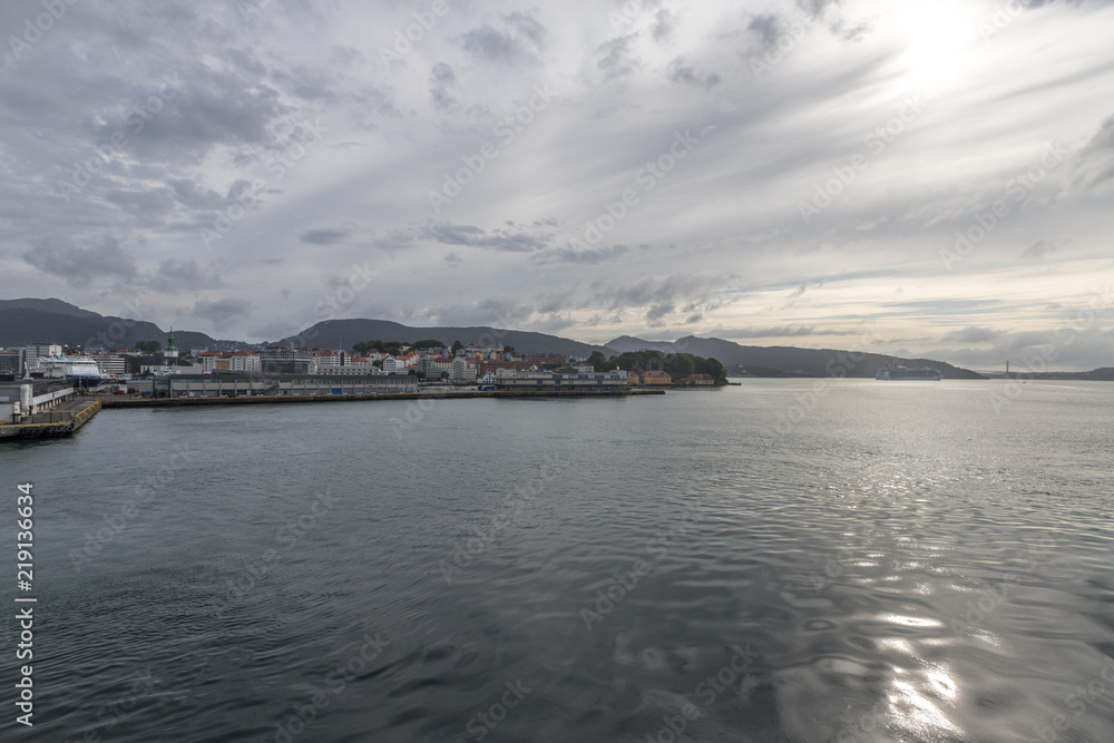 Auslaufen aus dem Hafen von Bergen in Norwegen Auslaufen aus dem Hafen von Bergen in Norwegen