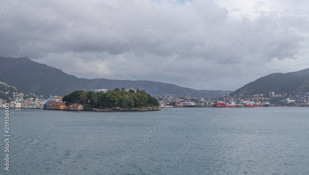 Auslaufen aus dem Hafen von Bergen in Norwegen