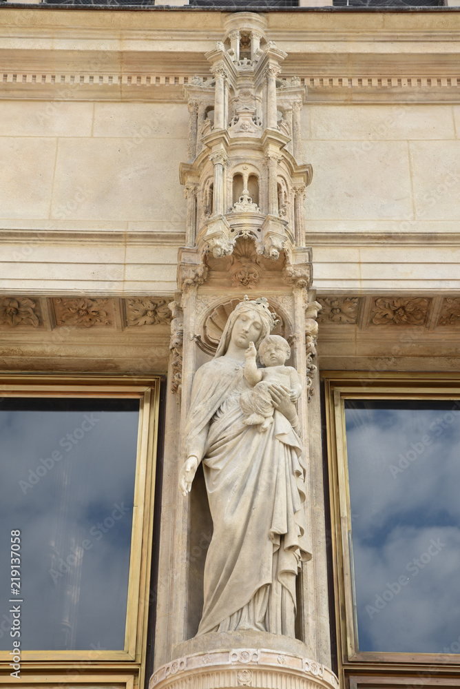 Vierge à l'Enfant à l'église Saint-Eustache à Paris, France