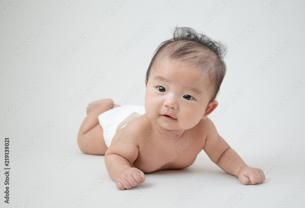赤ちゃん うつ伏せ練習 Stock 写真 Adobe Stock