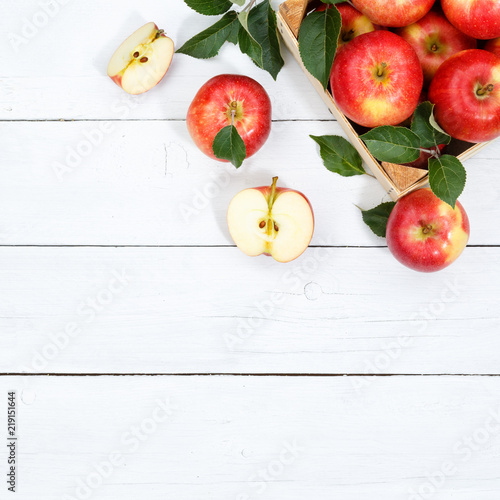 Äpfel Apfel Frucht Früchte Obst von oben Quadrat Textfreiraum Copyspace Blätter Holzbrett