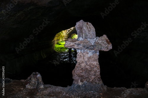 Furna do Abel. Cruz numa caverna. 